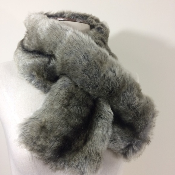 Dennis Basso NWOT Gray Faux Fur Criss-cross Scarf - Picture 5 of 8
